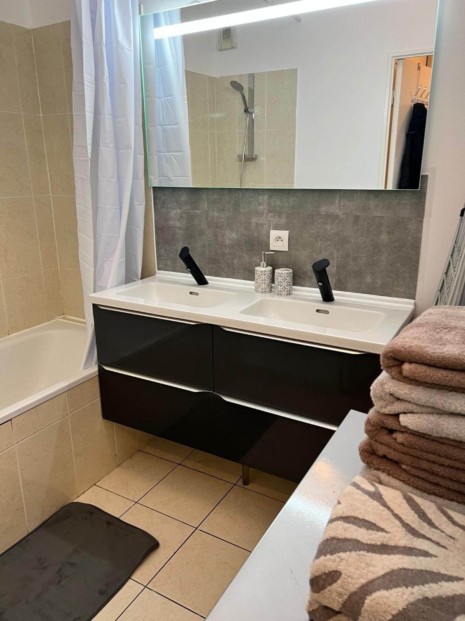 Appartement 5Min Gare Rer Disneyland Paris Val D'Europe La Vallee Village Parking Inclus Montévrain Kültér fotó